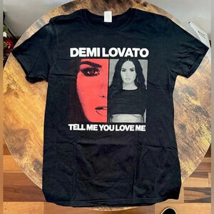 Gildan  | Demi Lovato Tell Me You Love Me concert t-shirt. Size: M